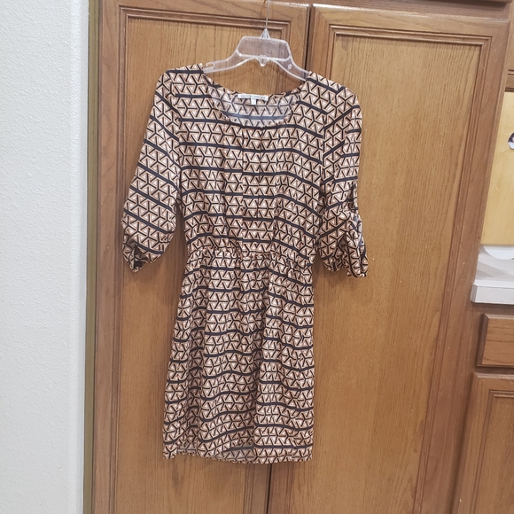 Collective concepts s geo print button tab sleeve gathered scoop defined waist - Picture 9 of 10